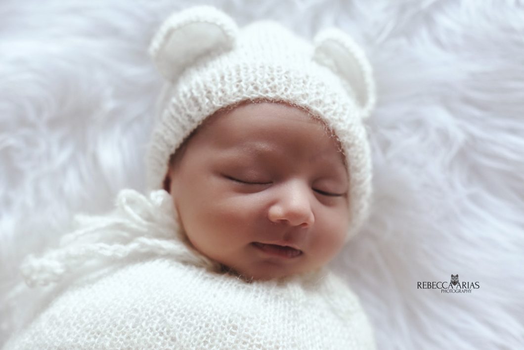La paz que envuelve a un recién nacido mientras duerme es mágica. En nuestra sesión, pudimos capturar esos sueños tiernos y plácidos, creando imágenes que te harán sonreír cada vez que las veas.
